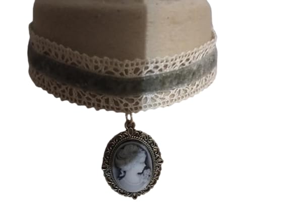 Collier victorien en velours et dentelle noire, création raffinée signée Melle Jeanne