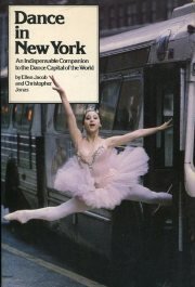 Paperback Dance in New York: An indispensable companion to the dance capital of the world Book