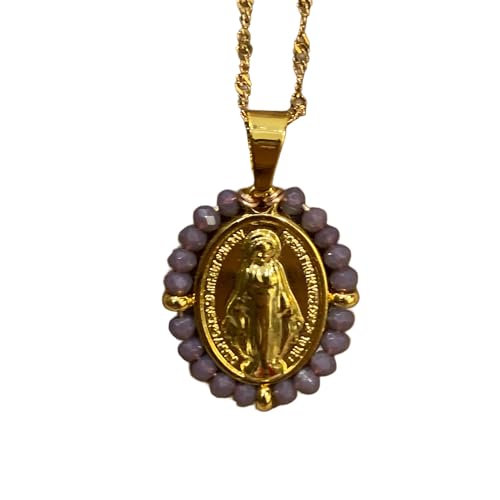 Collar Virgen Milagrosa color mora. Cadena trenzada de acero inoxidable chapada en oro. Un regalo para cualquier ocasión.