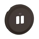 enjoliveur prise tv celiane titane L’ Enjoliveur pour prise simple ou double chargeur USB Céliane - Noir CN01154 de Legrand offre un design épuré et moderne, idéal pour les habitations neuves ou rénovées. Facile à installer grâce à un système de fixation à clipser, cet enjoliveur s’associe aux mécanismes de charge USB Céliane pour un chargement rapide et efficace. Il est compatible avec des plaques Céliane disponibles en plusieurs couleurs et finitions. Sa finition noire, résistante aux chocs, ajoute une touche d’élégance discrète à votre installation électrique.