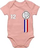 Passend zum Anlass Fußball-EM 2024: Du willst diesmal eine ganz besondere Freude zu Fußball-EM 2024 oder zur EM bereiten? Oder suchst du gerade nach „baby body baumwolle“? Überrasche deine Kleinen mit dem passenden Geschenk für diesen Tag und bereite mit unserem Design eine Freude.