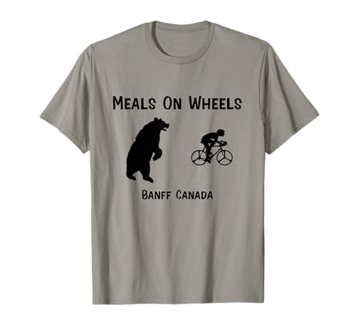 Funny Bear Chasing Bike Rider Meals On Wheels Banff Camiseta Camiseta
