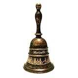 agnona paese Campana in ottone con manico, lavorata artigianalmente Incisione dello skyline dei campanili di Agnone e scritta “Marinelli – Agnone” Suono chiaro, armonioso e di alta qualità Venduta dalla Pontificia Fonderia di Campane Marinelli Ideale come campanello, oggetto decorativo o regalo tradizionale Diametro campana: 6,5 cm Prodotto artigianale Made in Italy