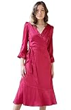 Diseño : Vestido Lux con escote cruzada en forme de V. Tejido ligeramente satinado. Debe de lavarse antes para evitar que se quedé pegado al cuerpo. Falda de largo midi con un volante en el bajo. Es un modelo que estiliza mucho. Cremallera lateral invisible. Pequeñas hombreras que se pueden descocer.
