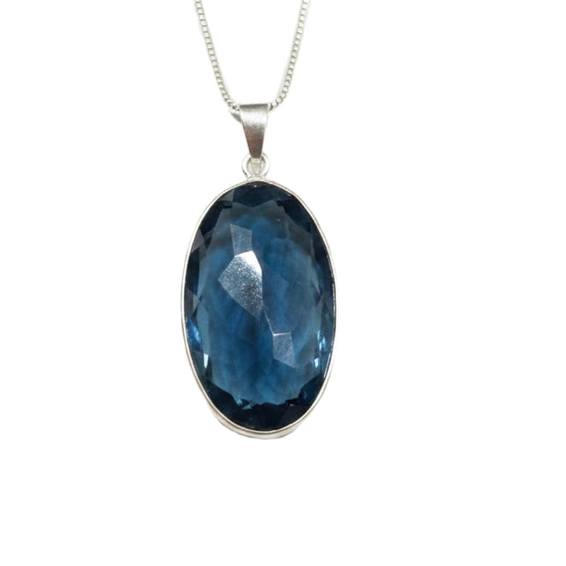 Pendentif en quartz bleu naturel taillé en facettes pour un éclat intemporel