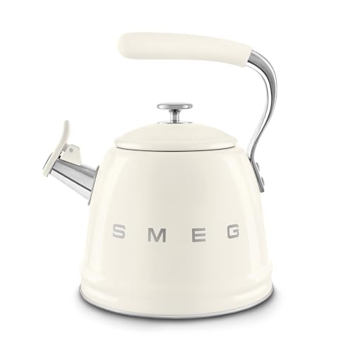 Smeg, Bouilloire SIfflante WKF01CR, en Acier Inoxydable, Capacité 2,3 L, Couvercle Amovible et Bec Doseur, Compatible avec Induction, Crème