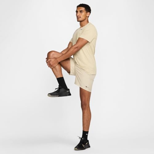 Nike Form Vielseitige Dri-Fit Herrenshorts Ohne Futter (Ca. 18 cm), Desert Khaki/Black, DV9857-251, S
