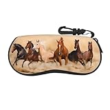 Diseño de impresión completa de caballo corriendo en tormenta de arena del desierto: esta funda para gafas cuenta con un diseño de estampado completo de caballo corriendo en la tormenta de arena del desierto en ambos lados, añadiendo un toque de estilo y personalidad a tu colección de accesorios.