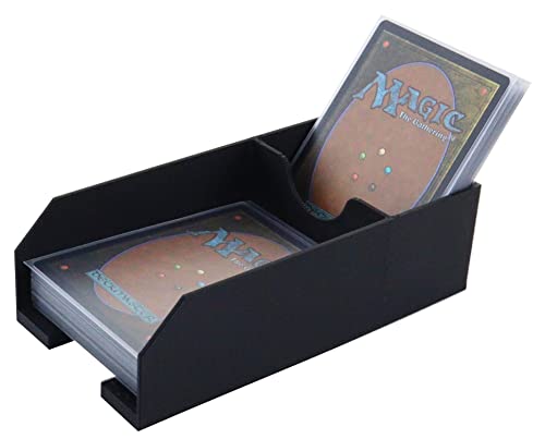 Lo scomparto del mazzo ha le dimensioni di: 97 mm di lunghezza x 68 mm di larghezza x 40 mm di profondità. Lo scomparto per gli scarti: 40 mm di lunghezza x 68 mm di larghezza x 40 mm di profondità. Il portacarte ha le dimensioni di: 141 mm x 72 mm x 42 mm di altezza.