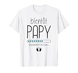 Partagez la grande nouvelle avec style et humour grâce à ce design original pour les papys en 2026. Une façon amusante d’annoncer qu’un nouveau membre de la famille est en route. Avec message Bientôt Papy veuillez patienter.