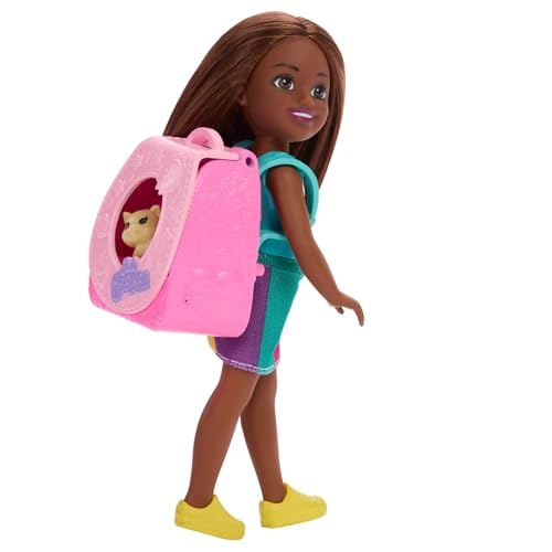 BARBIE Family & Friends Chelsea Mochila de juego para gatito Muñeca morena con accesorios, incluida una mochila con gatito, un biberón y una madeja de lana, JBF45