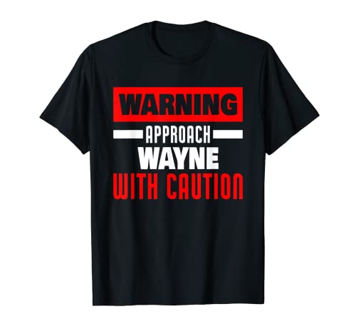 Hombre Enfoque Wayne con precaución divertido nombre Wayne Camiseta