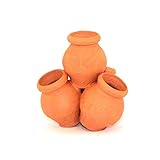Il set in Terracotta comprende: 6pz Giare da 5cm, 5pz Vasi Anfora con manici da 6,5 cm, 4 pz Anfore coniche da 6,5 cm . Ambientazione per una Tavola imbandita, un negozio o una bancarella per ricreare uno scenario realistico