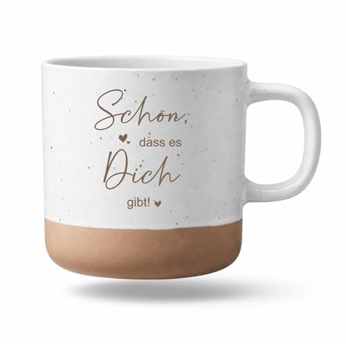 Bergliebe Keramiktasse Motiv | Liebestasse | Kaffeetasse | Teebecher weiß mit beigem Boden | Geschenk für Partner Freundin | Lieblingsmensch | 360 ml Pohmer Design (Schön dass es Dich gibt!)