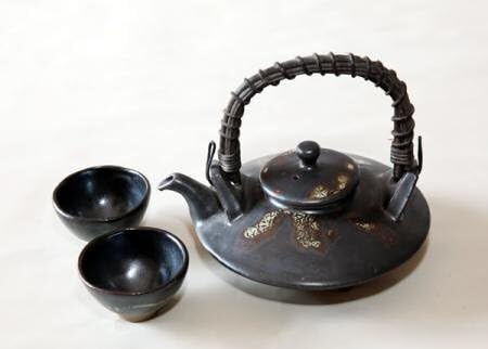 Amazon.co.jp: 黒千代香 酒器 セット お猪口 2個 桜島 文様 炉 付 