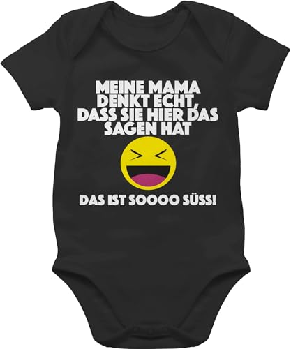 Shirtracer Baby Body Junge M&auml;dchen - Spr&uuml;che - Emoticon - Meine Mama denkt echt, dass sie hier das sagen hat. Das ist soooo s&uuml;&szlig;! - 1/3 Monate - Schwarz - glaubt hat babymode witzig spruch echt bodys