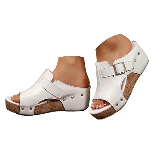 Mules compensées à clous style romain, le chic estival affirmé