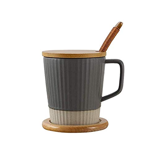 Tasse à café en céramique au bureau pour savourer un thé chaud ou un jus