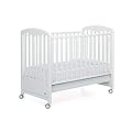 Foppapedretti Lettino con Sponda a Scomparsa Patty, Legno di Faggio, Made in Italy, Rete a Doghe di Faggio, Ampio Cassetto, Regolabile a Doppia Altezza, 4 ruote, 131x73x108 cm, Bianco