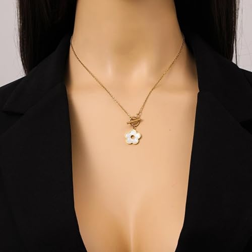 Collier pendentif fleurs blanches : fini les bijoux qui noircissent