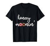 Llévalo con orgullo a una fiesta de novia, despedida de soltera/viaje, vacaciones de luna de miel, días después de una boda... Es un gran regalo para una chica que quiere recibir un montón de cumplidos por esto. Este diseño es muy divertido y bonito.