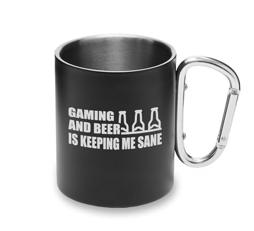 Tazza da campeggio con manico a moschettone in metallo, con scritta Gaming and Beer is Keeping Me Sane