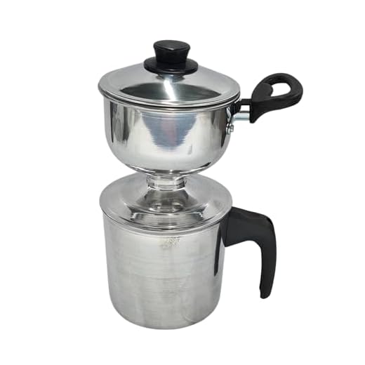 Cuscuzeiro para uma porção individual em alumínio polido.