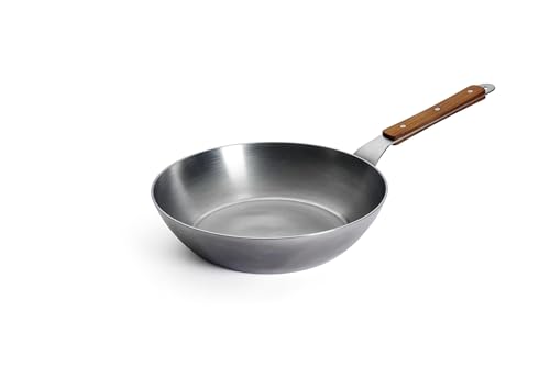 Woll – Carbon Steel Hochrandpfanne Ø 28 cm, 5 cm hoch – Karbonstahlpfanne PFAS-frei – natürlicher Antihafteffekt nach Einbrennen – Induktionspfanne – große Schmorpfanne mit Holzstiel