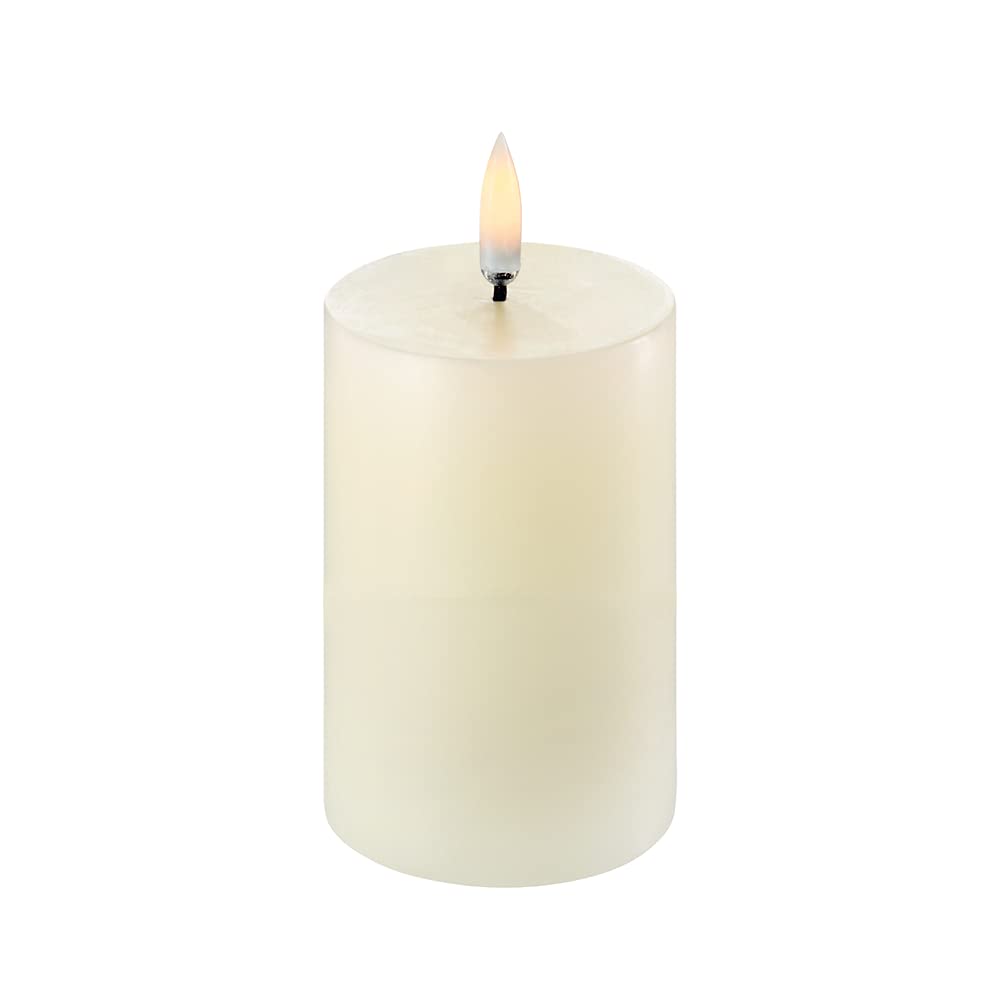 Uyuni Lighting, patentierte 3D-LED-Kerze mit flackernder Flamme, elegantes und minimalistisches Design, Wachsbasis – Pillar Ivory, 5 x 10,4 cm.