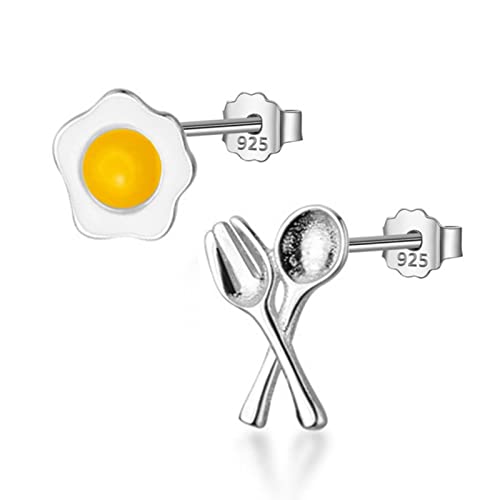 Boucles d'oreilles asymétriques argent œuf poché contre look terne