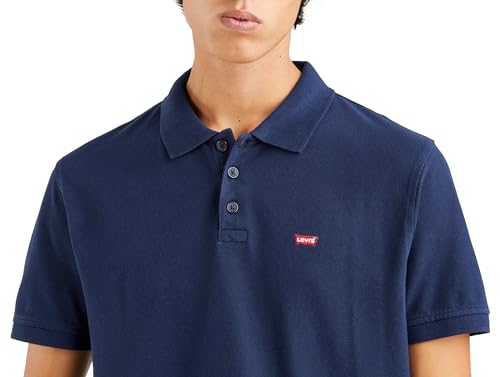 Primer plano del cuello y botones de la camisa polo de hombre Levi's en azul marino, mostrando la calidad del material.