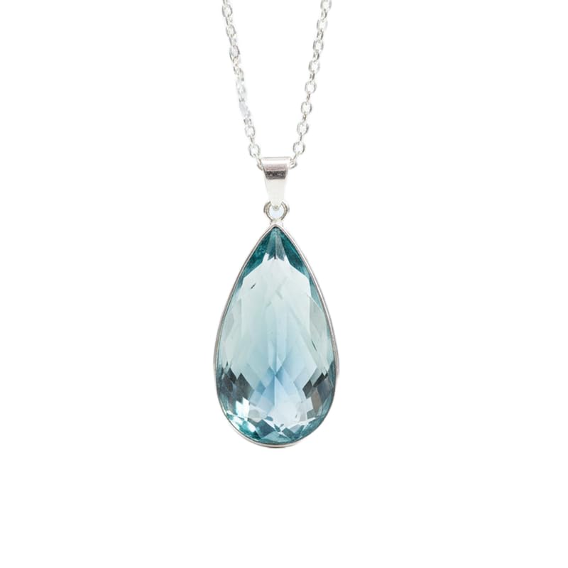Collier en quartz bleu pour sublimer vos tenues d'été et vos soirées élégantes