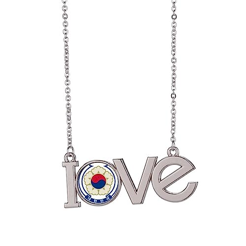 Collier emblème coréen M pendentif finition prestige aux détails ciselés
