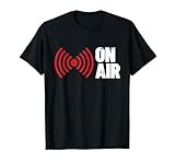 Cette citation Podcaster se lit comme suit : On Air. Si vous avez votre propre podcast ou que vous aimez écouter des podcasts, montrez à tout le monde avec ce cadeau.