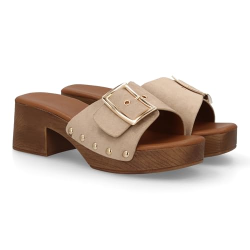 shoes&blues.es 100920 Sandalia de Mujer Tipo Zueco con Tacon Estilo Madera. Diseno con Tira Ancha, Adornos metalicos y Tachuelas. Calzado Comodo y Ligero. Ideal para Primavera Verano. Beige Talla 40