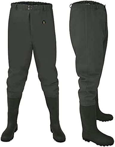 Los pantalones pescadores estándar SBP03 de oliva cuentan con cierre de cremallera, estilo de pierna pantalón y están fabricados en Plavitex con recubrimiento de PVC. Tienen un suave forro interior de poliéster, costuras dobles y soldadas, y están disponibles en tallas 42 hasta 46.