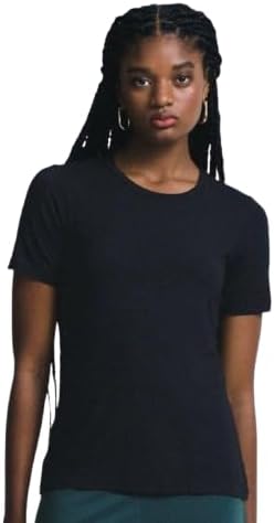 Foto frontal de modelo feminina vestindo camiseta preta básica da marca Insider