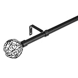 Set completo formado por 1 barra de cortina extensible de 122 cm. a 211 cm., 2 terminales y 2 escuadras, la barra está fabricada con estructura tubular redonda metálica de acero, lacado en color negro, las 2 sólidas escuadras son de metal y los 2 terminales de barra, tienen forma de bola con diseño arabesco, realizadas con varillas de metal tratado con laca negra, una pintura duradera, resistente a los golpes y muy utilizada en decoración por sus buenas cualidades.