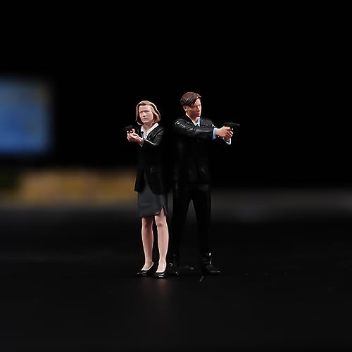 RoofWorld 1:64 Scale Miniatures People Figurine Hand Painted Tiny People Resin Diorama Action Figure for Cars Vehicles Model (2pcs Fox Mulder Dinah Scully)