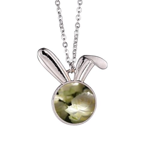 Collier lapin roses blanches foncées pour sublimer vos tenues