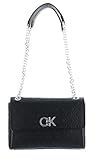 Einfach zum Verlieben! Mit dieser Calvin Klein Tasche sind Sie in Ihrer Freizeit und für die nächste Feier perfekt ausgestattet. Das modische Design und das schicke Logo der Umhängetasche werden überall gerne gesehen und fügen Ihren Outfits einen edlen Touch hinzu. Maße: 24 x 18 x 7,5 cm