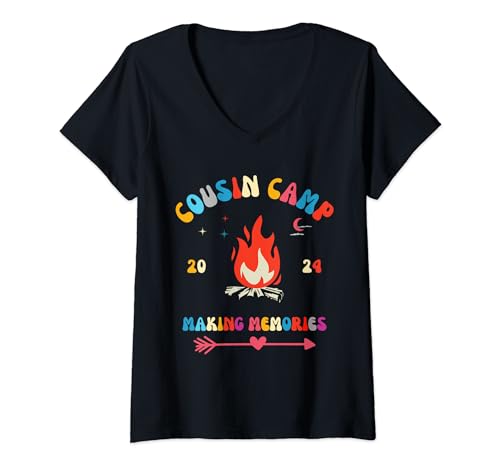 Cousin Camp 2024 Making Memories Campfire Camping Vacation Camiseta Cuello V