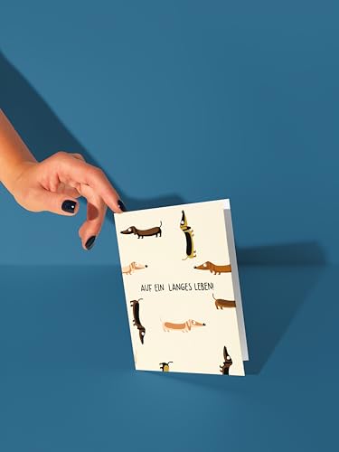 Dackel Geburtstagskarte mit Kraftpapierumschlag – Lustige Klappkarte mit Spruch „Auf ein langes Leben“ – für Männer, Frauen, Freunde & Hundeliebhaber – DIN A6