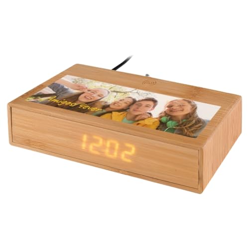 DEREGALOOS Reloj Despertador de Bambú con Carga Inalámbrica. Reloj Multifunción con Hora Fecha Temperatura y 3 Alarmas. Despertador de Mesa Personalizable con Imagen o Texto para Oficina o Mesilla
