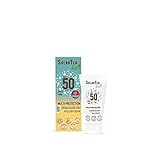 Crema solar protectora ecológica, con filtros solares minerales específica para proteger la piel del rostro y las zonas sensibles. La mezcla de vitaminas contenidas en la ciruela Kakadu, Acerola y Mate ejerce una acción fotoprotectora que reduce la posibilidad de que surjan manchas cutáneas protegiendo la piel del estrés oxidativo del sol. Contiene valiosos extractos vegetales como el aceite bio