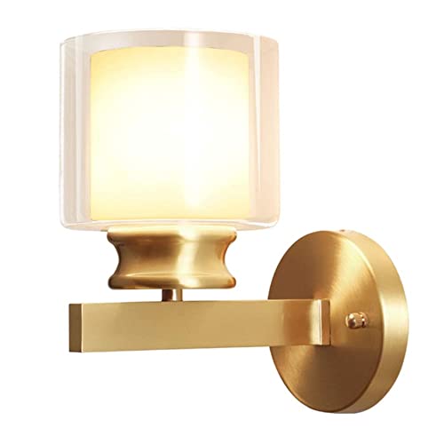 Aplique de pared dorado con tulipa de vidrio blanco para iluminar el dormitorio
