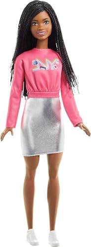 Barbie Cosa de dos Brooklyn Muñeca morena con jersey de Nueva York y falda metalizada, juguete +3 años (Mattel HGT14)
