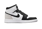 Nike Chłopcy Air Jordan 1 Retro High OG Basketball, Czarny/wybielony koralowo-szary mgła, 22.5 EU