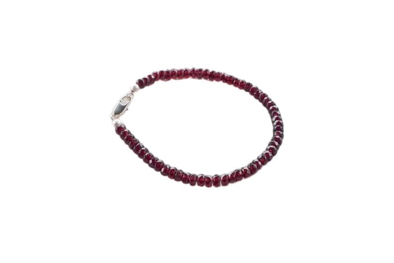 Bracelet en perles de grenat 4mm LKBEADS avec fermoir plaqué argent LCBR-3111