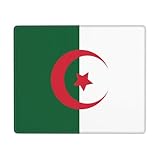 Performance antidérapante : ce tapis de souris imprimé drapeau de l'Algérie dispose d'une base en caoutchouc qui adhère fermement au bureau, empêchant tout glissement accidentel lors de l'utilisation et assurant qu'il reste dans une position stable pendant de longues périodes